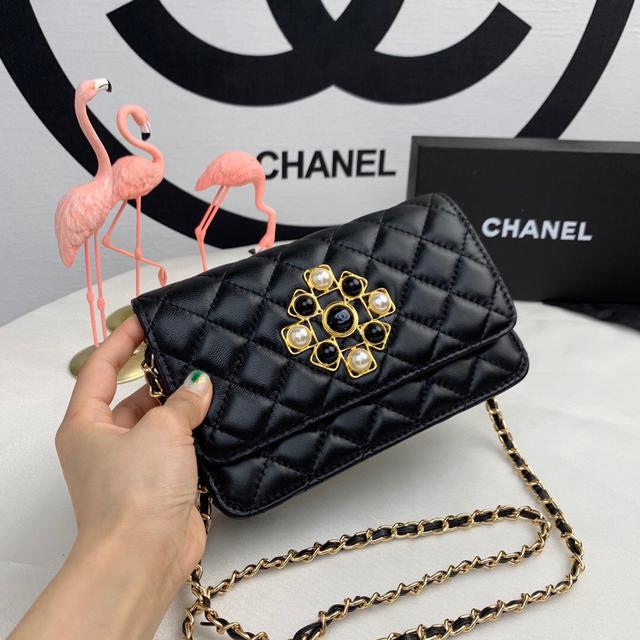chanle的logo 珍珠組成 非常有特色 香奶奶的流浪包