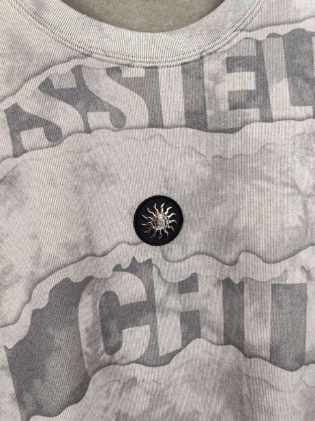 Oversize饰边引人联想蒂罗尔着装细节，召唤摩登新意，