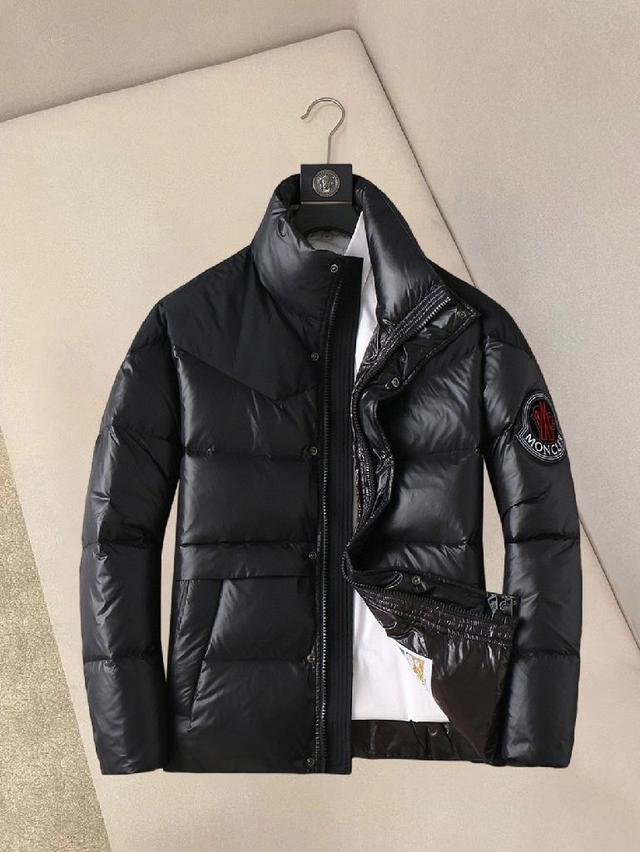 秋冬新款羽绒服。这款号称羽绒服届最贵的，全部90绒的。