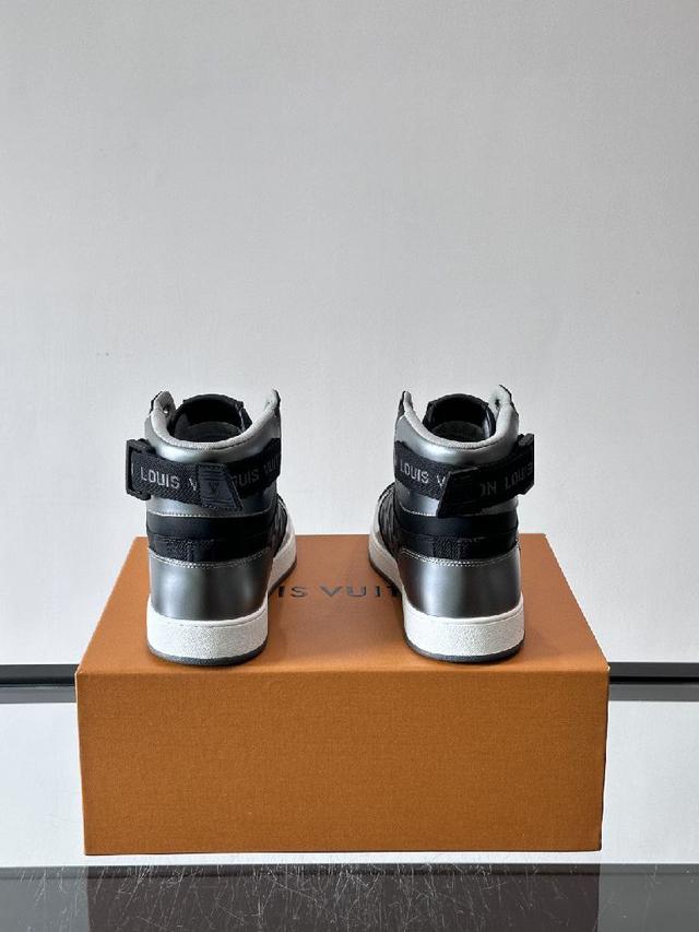 新品男士高端休闲运动靴、选用进口头层牛皮丝印品牌lougou