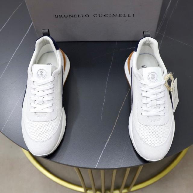 面采用专属头层小牛皮，原版进口牛皮内里，大底私模原版