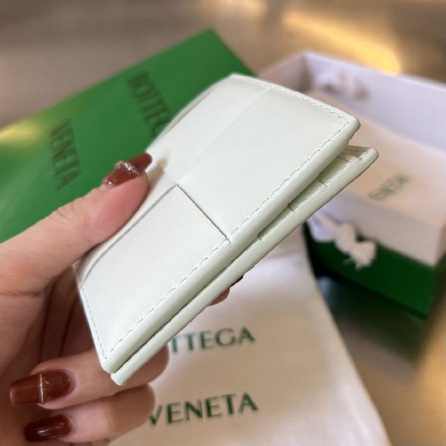 两折扣短夹式   纯手工编织 原厂牛皮。柔软度刚刚好  会