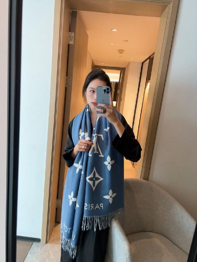 VUITTON PARIS有李小璐霍思燕同款 lv羊绒围巾披肩，