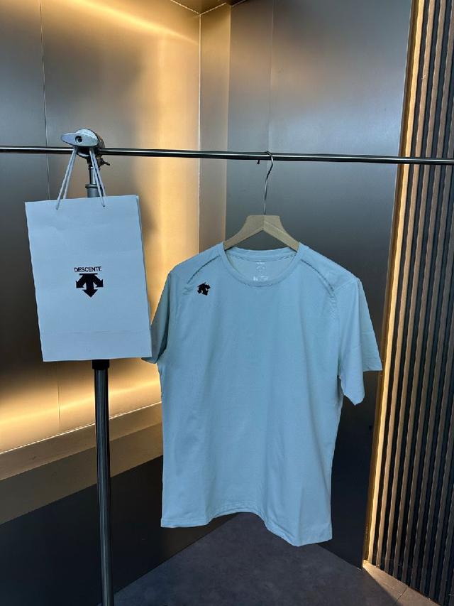 迪桑特/DESCENTE 夏季新款纯色通勤休闲胸前大logo图案