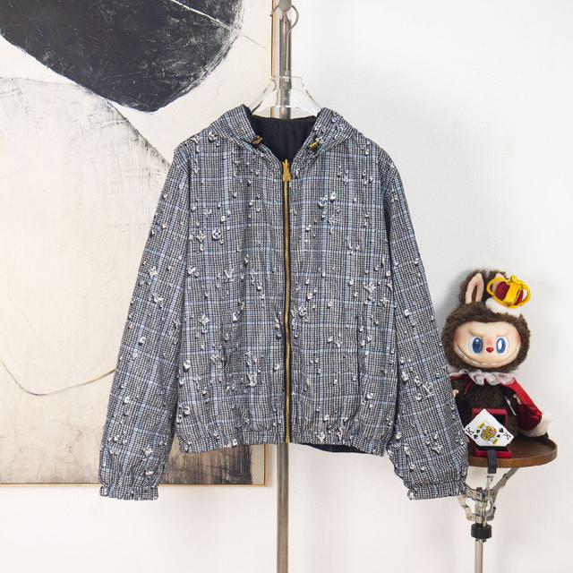 双面连帽雨滴印花防风外套 这款轻盈的双面防风外套