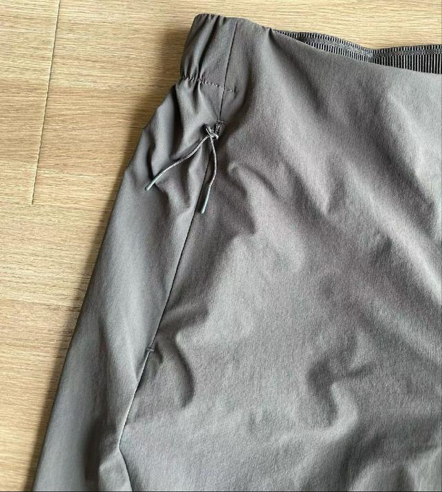 无痕剪裁+显瘦版型，穿一次就爱上 领口无痕压胶工艺，不