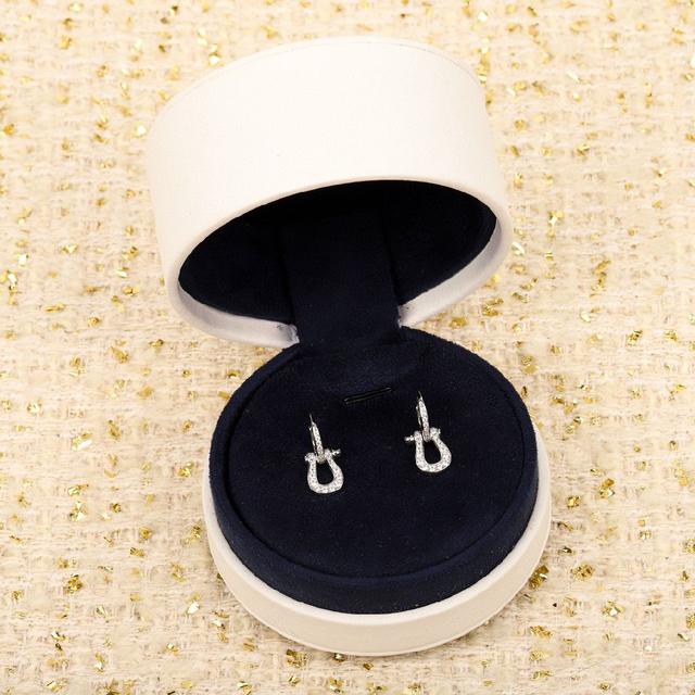 细节用钻完完全全媲美真金真钻，通体采用925银