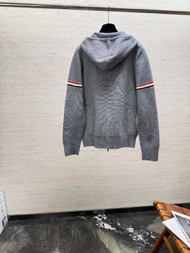 体剪裁偏简约修身，不臃肿。国防三防连帽设计两件套，初秋可脱卸单穿