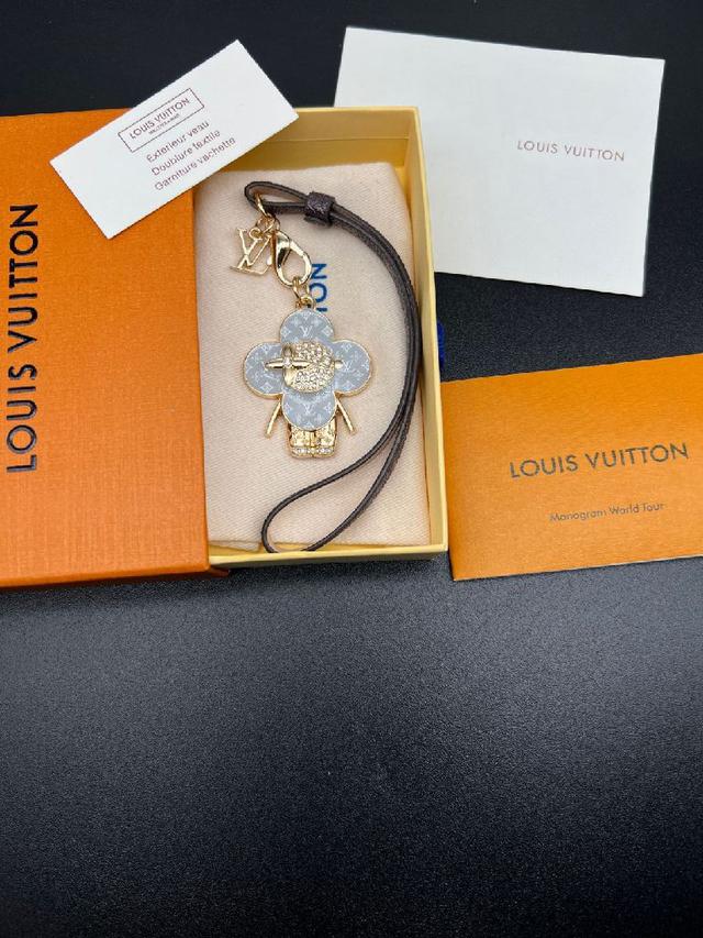 镶嵌水晶钻石装饰，搭配星星图案皮质挂绳。