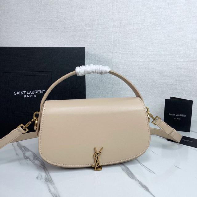 完美结合复古与现代感，堪称本季最令人期待的It Bag之一