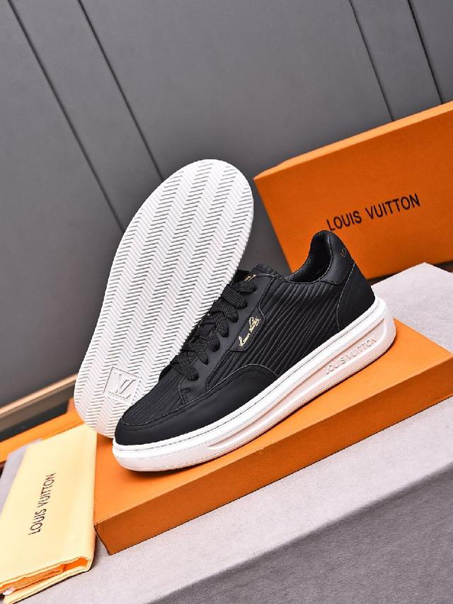 奢品，男士经典休闲板鞋，进口原版材质打造，鞋舌饰有LV字母