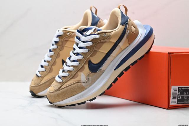 鞋身材质由翻毛皮和透气网布共同打造 熟悉的解构手法 重叠Swoosh