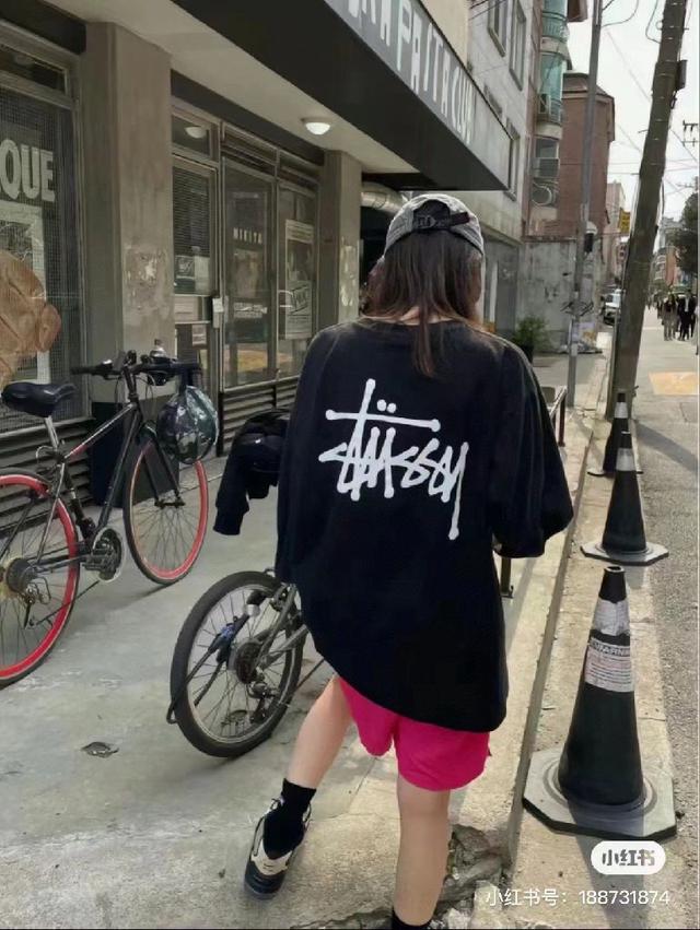 印花丁 恤、连帽衫、运动装等单品均由标志性徽标点缀，散发着品牌为人熟知的随性气场