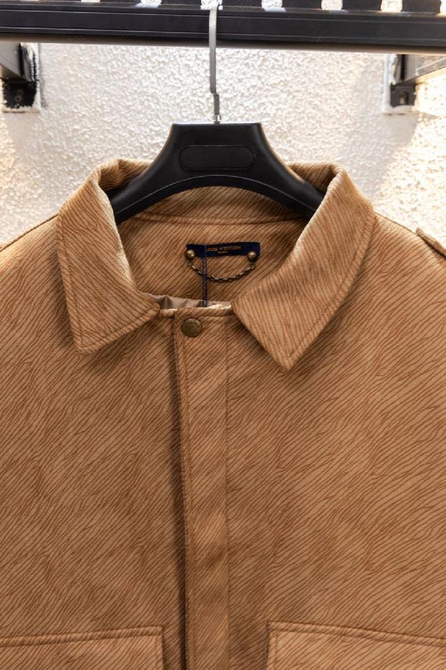 内身高级绸面衬里夹棉，不但有光泽度还有满身的提花logo，搭配内袋上的贴布刺绣镂空铭牌