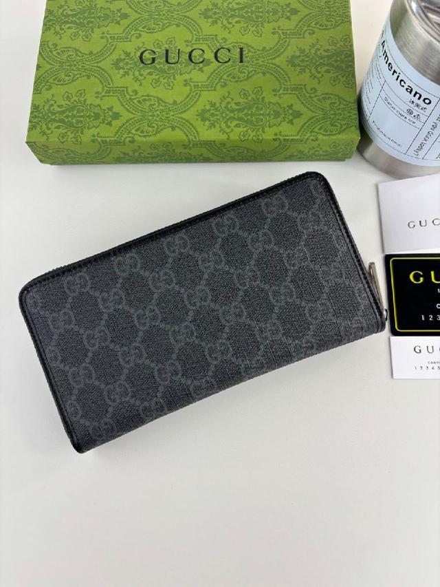 饰以同色调皮革滚边和互扣式双G标牌，突显经典设计的魅力。