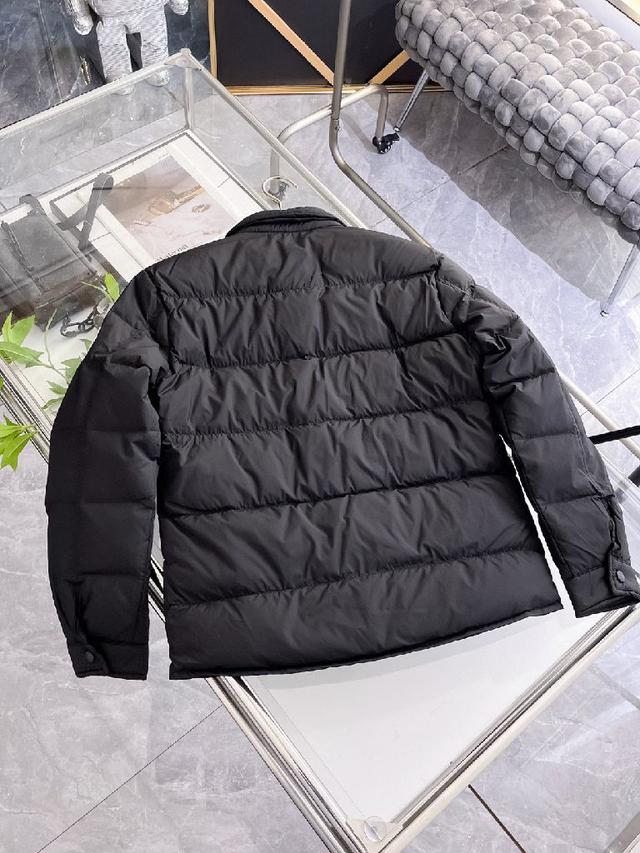 新款羽绒服。这款号称羽绒服届专业的，三标齐全全部90绒的。