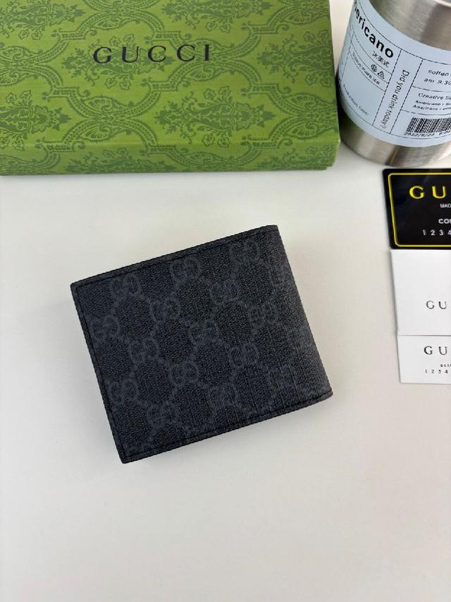 这款男士钱包将经典GG Supreme啡色帆布与蓝色GG配件匠心糅合