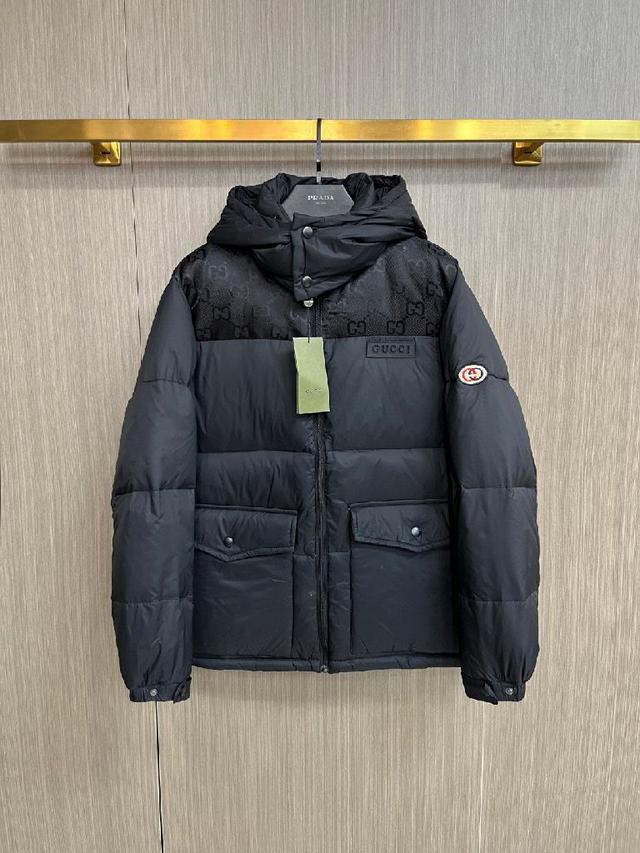 这款号称羽绒服届最贵的，全部90绒的。带着经
