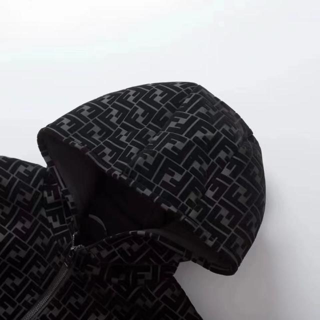 体剪裁偏简约修身，不臃肿。国防三防连帽设计两件套，初秋可脱卸单穿