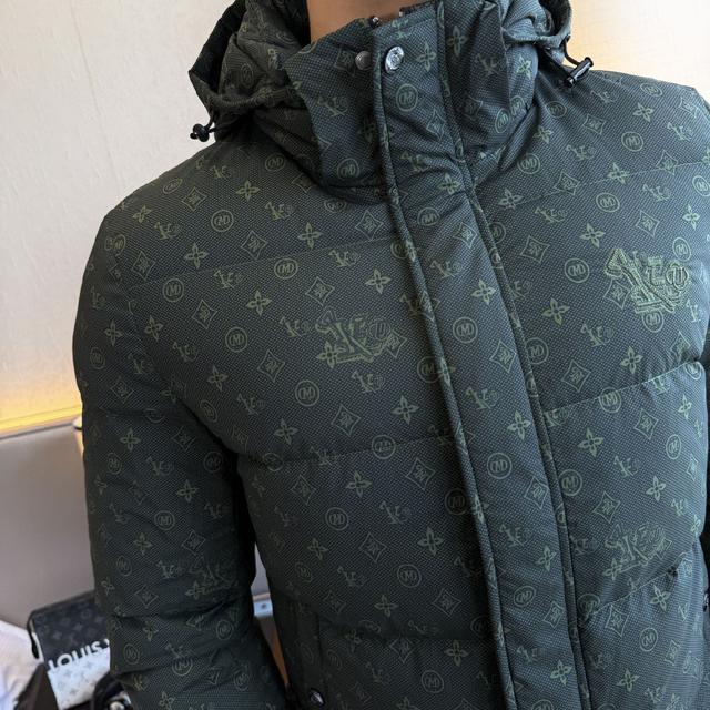 秋冬新款羽绒服。这款号称羽绒服届最贵的，全部90绒的