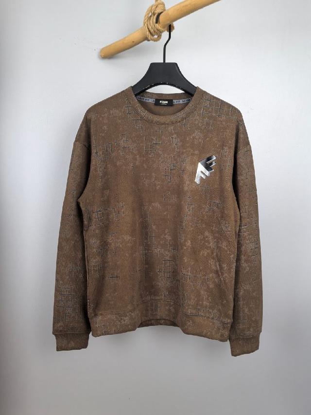 这款T恤极简主义设计和精美细节于一身。Oversize饰边引人