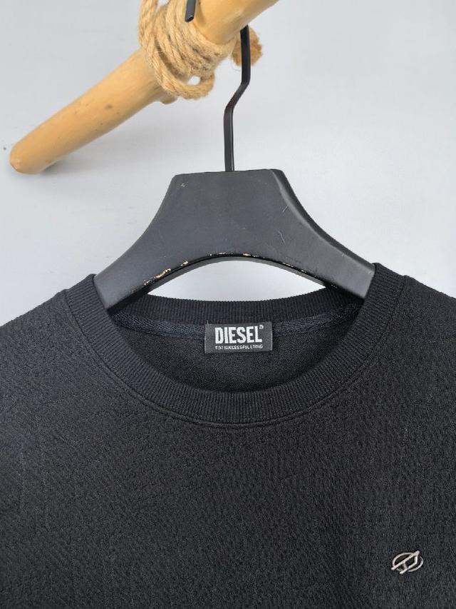 这款T恤极简主义设计和精美细节于一身。Oversize饰边引人联想蒂罗尔