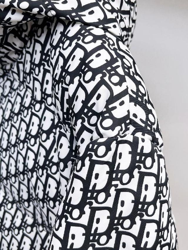 官网款2025秋冬新款羽绒服。这款号称羽绒服届最高端的