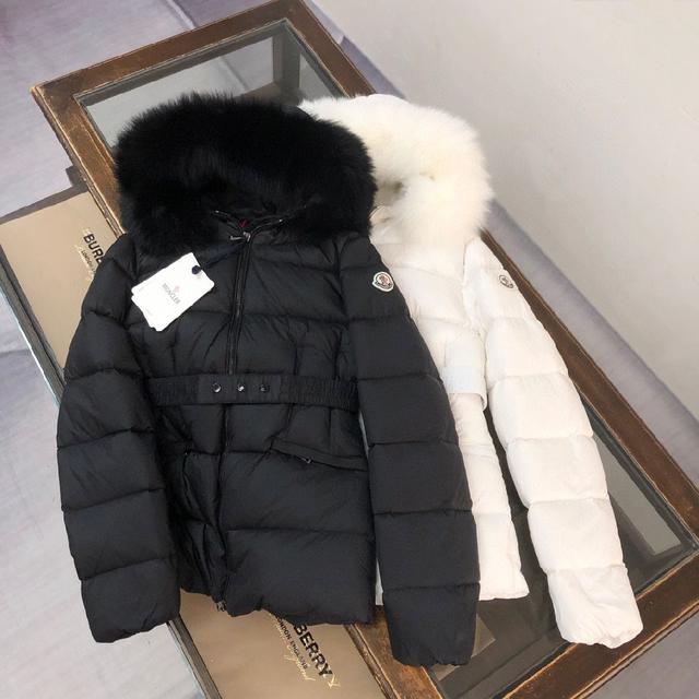 后面有松紧收腰带，外加配色活动腰带，面料柔软舒适，90绒蓬松度好