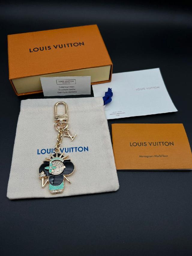 金色链条，彩色花朵吊坠，水晶装饰，细节精致