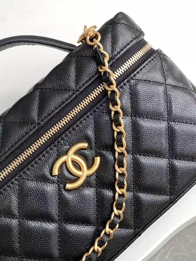 手拿包👜 颗粒小牛皮配金色金属 让整个包看起来更加