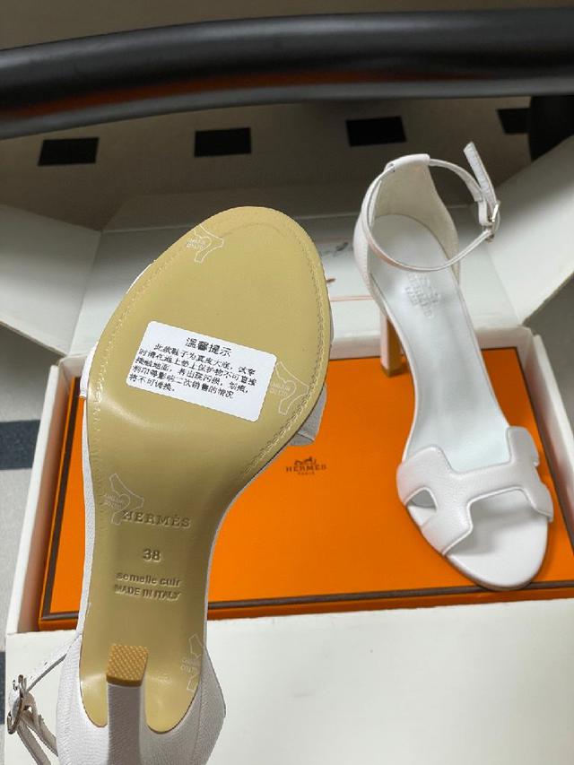 皮具和成衣系列浸染渐变色彩，铺陈小牛皮鞋面和未来主义