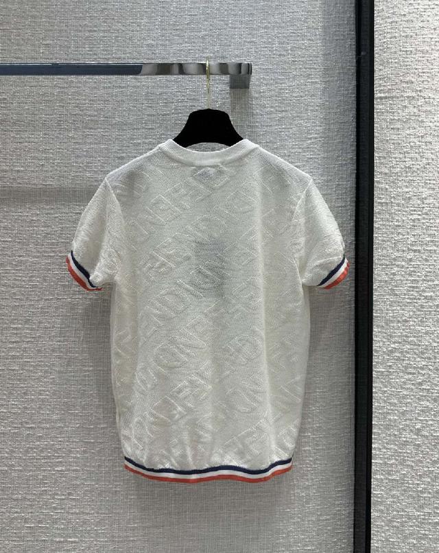 Fe* di 23春夏新品！星座系列运动风撞色条纹边针织上衣。