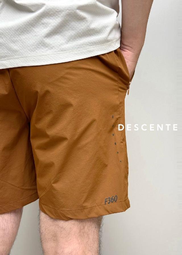 腰部配备腰绳，字母提花logo松紧，方便调节腰部松紧！两侧拉链