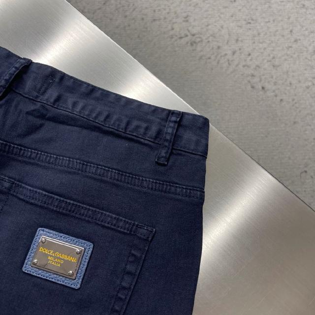 都市风十足 采用精纺纯棉面料手感软糯干爽，上身效果挺括有型