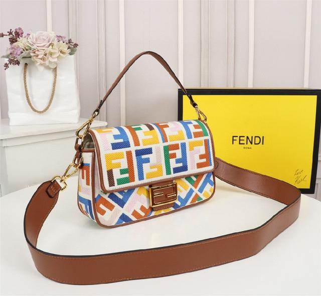 标志性Baguette中号手袋采用翻盖设计、配有磁扣开合