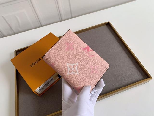 VICTORINE 钱夹本款 Victorine 钱夹以 Monogram Empreinte