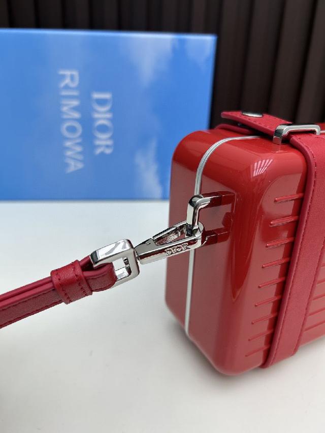 感觉档次又提高了一个度，尤其是实物小盒子采用了RIMOWA标志性的磨砂质感