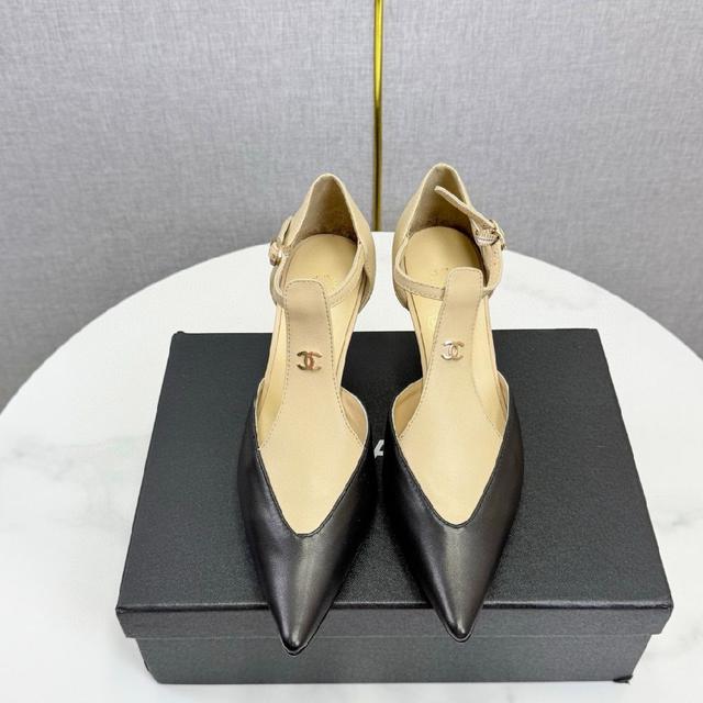 CHANEL小香风香奈儿这款拼色后空高跟鞋凉鞋也太戳心了！