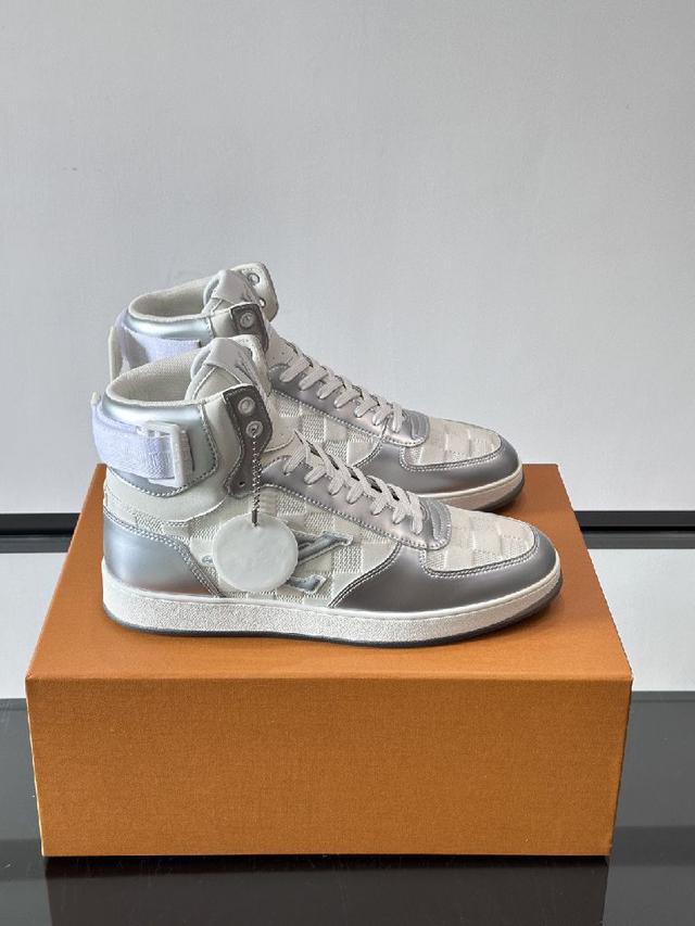 新品男士高端休闲运动靴、选用进口头层牛皮丝印品牌lougou