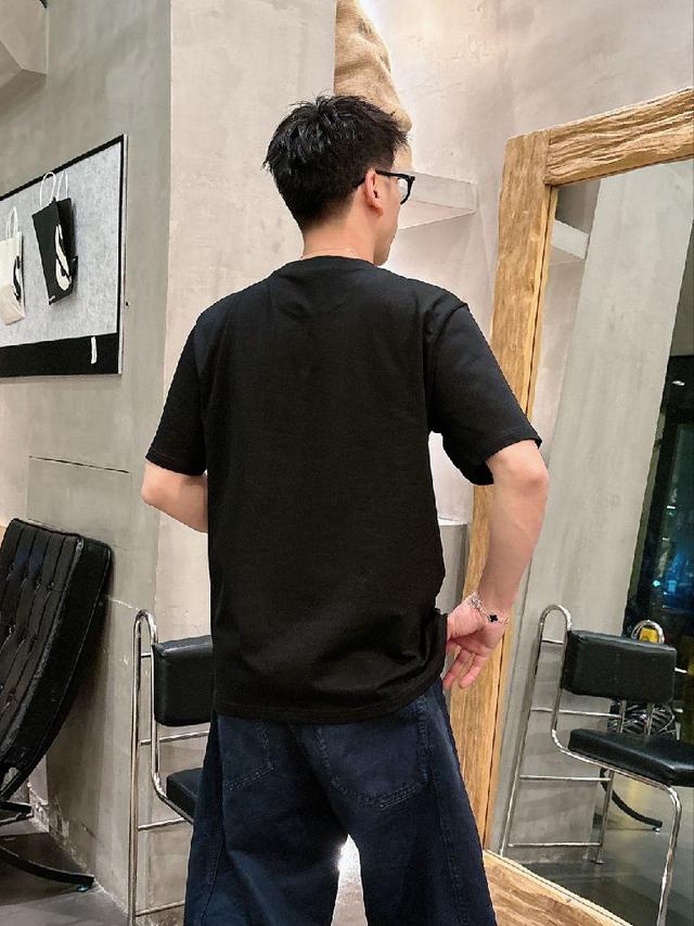 艺术化Logo：将LOEWE标志性Anagram回纹与单眼三角形