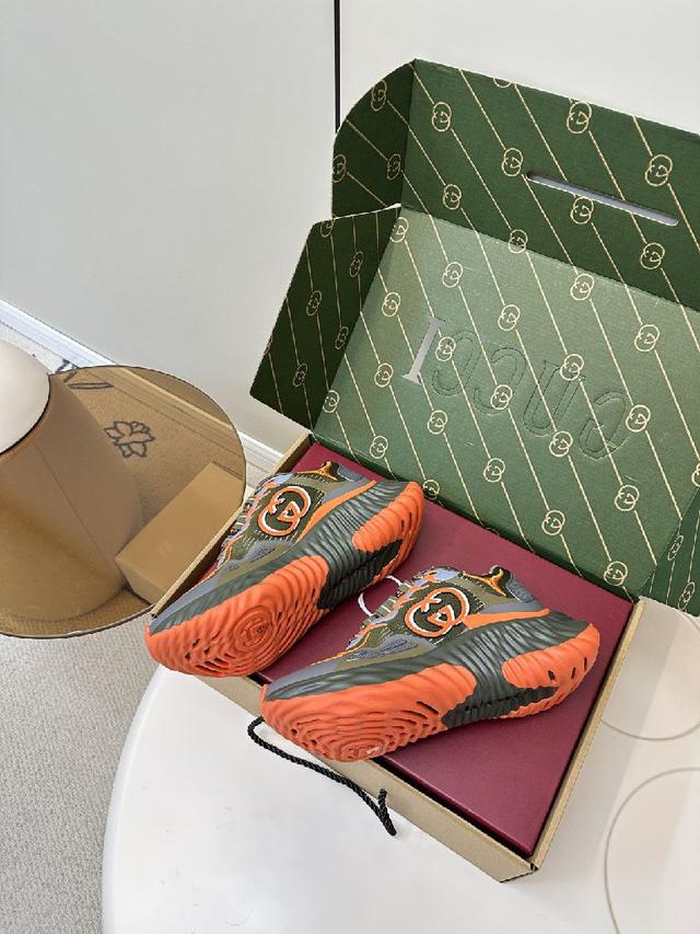 Gucci Ripple系列运动鞋采用创新缝线工艺制作，皮革设计搭配三维立体