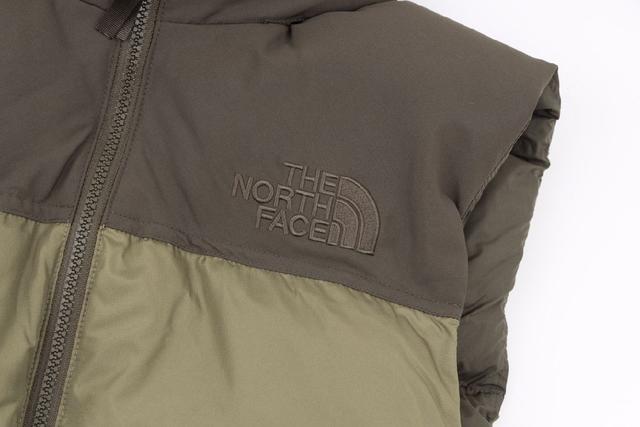 高密度尼龙布+DWR防泼水处理，此面料轻盈耐磨防撕裂，