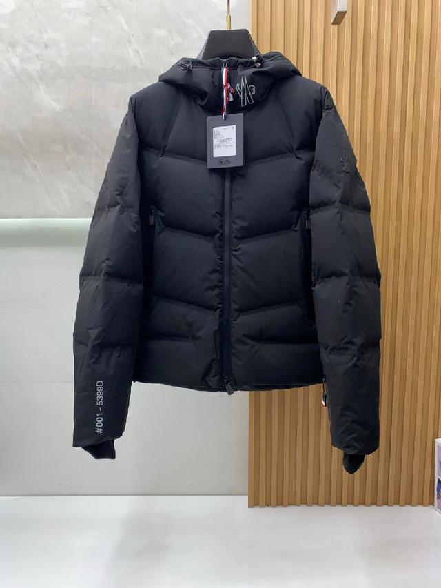秋冬专柜同步新品发布，最新工装羽绒马甲出货