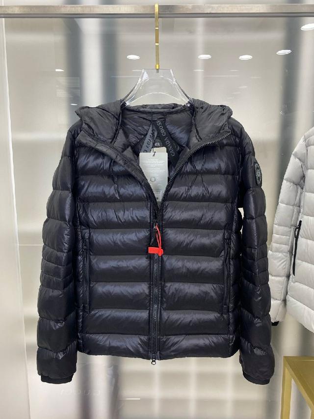 款适合深秋初冬的羽绒夹克：在寒冷、下雨的早晨，可作为防雨夹