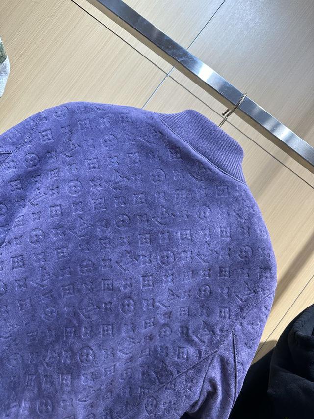 车工工艺严苛，真皮车缝走线均匀流畅，皮面不能出现划痕、褶皱瑕疵