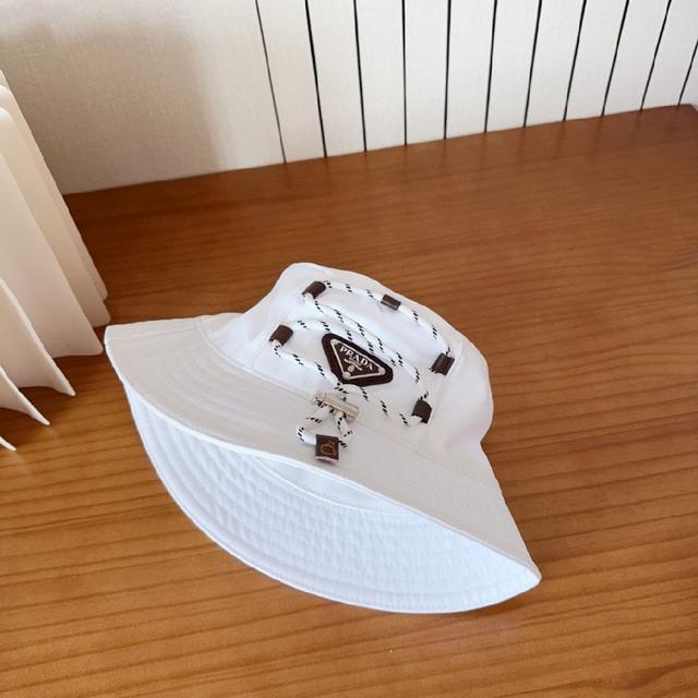普拉达字母渔夫帽 设计感超强，让人耳目一新