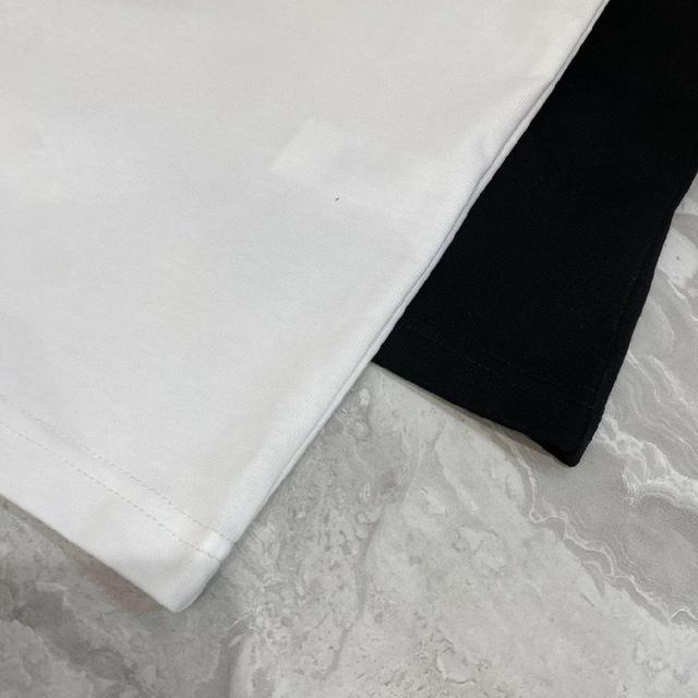 新品短袖T恤，帅气时尚，胸前图案字母logo，简约百搭款。面料