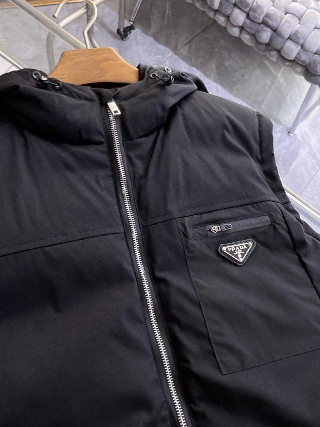 新款羽绒服。这款号称羽绒服届专业的，三标齐全全部90绒的。