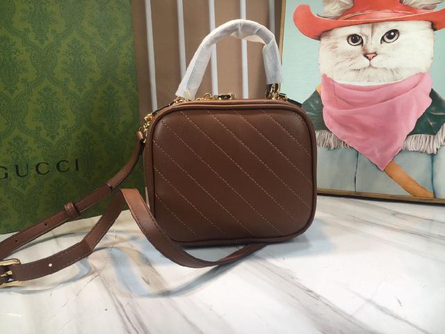 新款prairie手提斜挎饺子包79998超好看,包包增加了