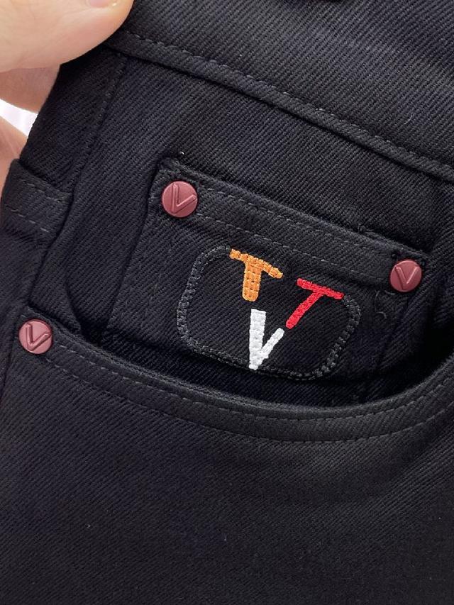 机车服经典版型上身秒变直角肩，线条利落流畅，诠释着毫不费力的时髦